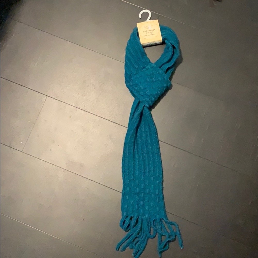 NWT knit scarf